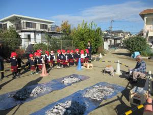 いちご組が芋を焼く様子を見ています