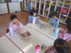 みかん組が焼き芋を食べている様子