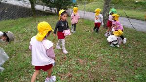 落ち葉を探している3歳児