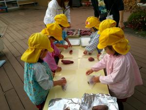 3歳児　おいもを包んでいます