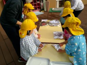 3歳児　おいもを包んでいます