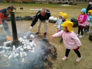 3歳児　おいもを入れています