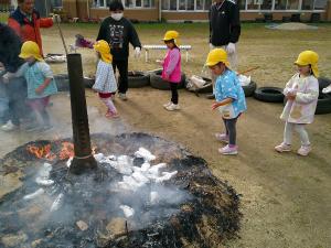 3歳児　おいもを入れています