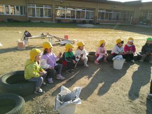 3歳児やきいもを食べています