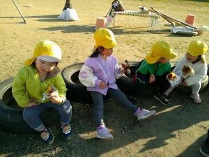 3歳児やきいもを食べています