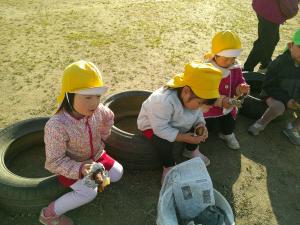 3歳児　おいもを食べています