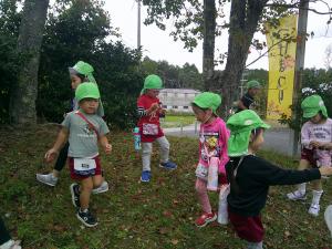 4歳児　落ち葉拾い