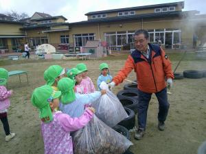 落ち葉を畑の先生に渡しています