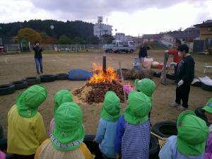 焚き火を見ています