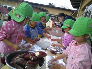 4歳児がいもを巻いています