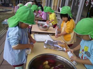 4歳児イモを包んでいます