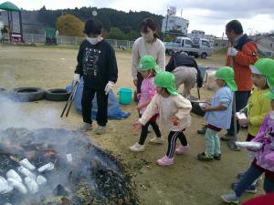 4歳児イモを入れています