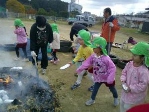 4歳児おいもを入れています