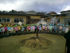 幼児クラスのみんなが焚き火を見ています