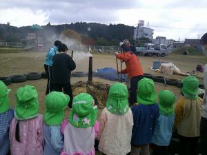 4歳児焚き火を見ています