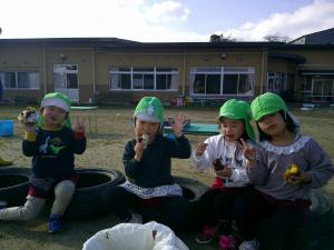 4歳児がおいもを食べています