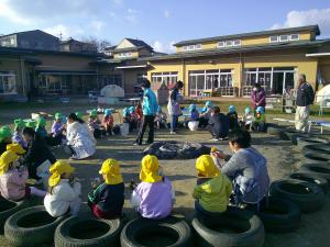 幼児クラスの子ども達がおいもを食べています