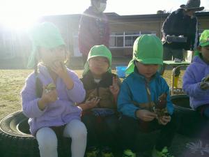4歳児おいもを食べています