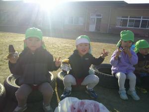 ４歳児　おいもを食べています