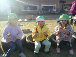 4歳児おいもを食べています