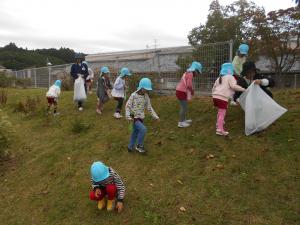 5歳児　落ち葉拾い