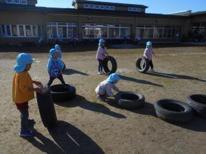 タイヤを運びました