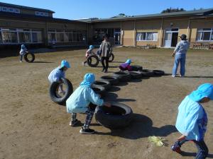 タイヤを運んでいます