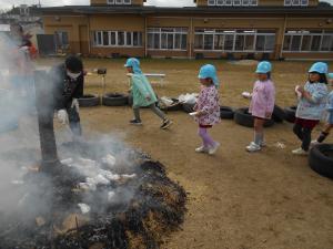 5歳児イモを入れています