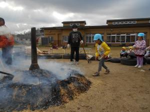 5歳児イモを包んでいます