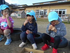 おいもを食べてる5歳児