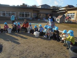 5歳児がお芋を食べています
