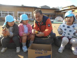 5歳児がお芋を食べています
