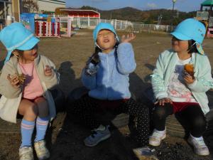 お芋を食べています