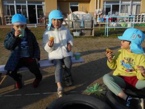 5歳児がおいもを食べています