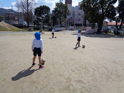 サッカー遊び