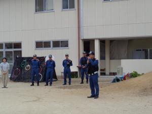 園庭で避難訓練を行います