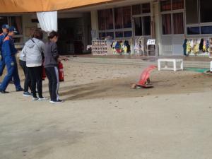 消火器を使った消化訓練を行います