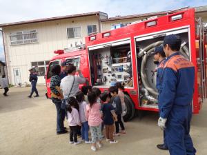 消防車の中を見学させてもらいました