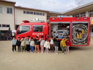 ポーズをきめて写真を撮る子ども