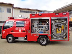 消防車の中です