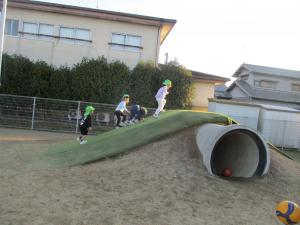 築山を登る様子