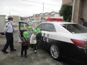 4歳児パトカーを見せてもらう様子
