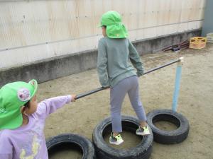 4歳児鉄棒をしている様子