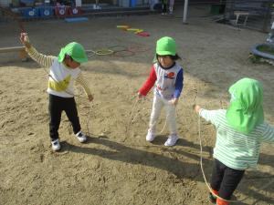 4歳児縄跳びをする様子