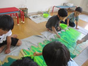 4歳児みんなの広場の大道具をつくる様子