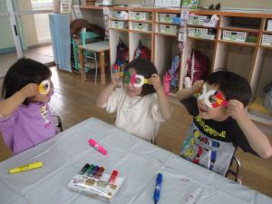 4歳児小道具づくりを楽しむ様子