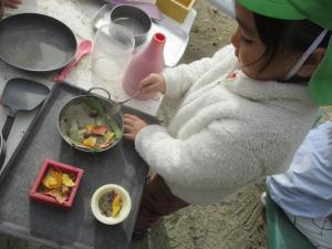 4歳児砂場でのままごとの様子