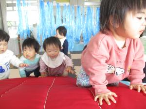 マットのお山に登る子ども達