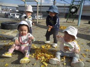 イチョウの葉で遊ぶ子ども達