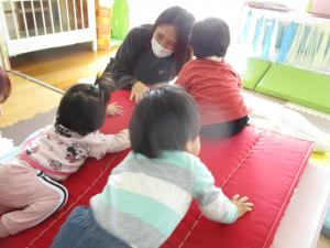 マットのお山に登る子ども達